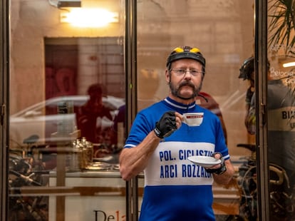 Un ciclista se toma un café en La Fuga, Barcelona. Fotografía proporcionada por el establecimiento.