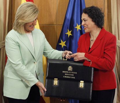 La nueva ministra de Trabajo, Migraciones y Seguridad Social, Magdalena Valerio (d), recibe la cartera de la que es titular de manos de su antecesora, Fátima Báñez.