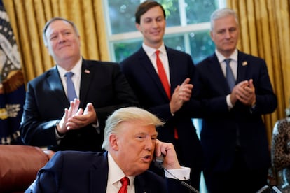 Donald Trump conversa por teléfono con los líderes de Israel y Sudan, el viernes en la Casa Blanca.