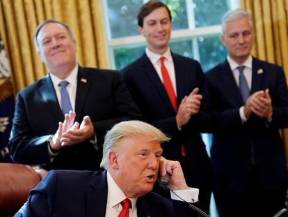 Donald Trump conversa por teléfono con los líderes de Israel y Sudan, el viernes en la Casa Blanca.