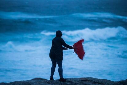 Una persona observa el estado del mar en Muxía (A Coruña).