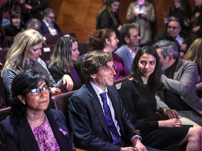 El alcalde de Madrid, José Luis Martínez-Almeida, ha entregado el XVIII Premio Clara Campoamor a la ajedrecista iraní Sara Khadem (a la izquierda del alcalde), el 8 de marzo de 2023.