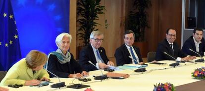 Merkel, Lagarde, Juncker, Draghi, Hollande y Tsipras, ayer en Bruselas.