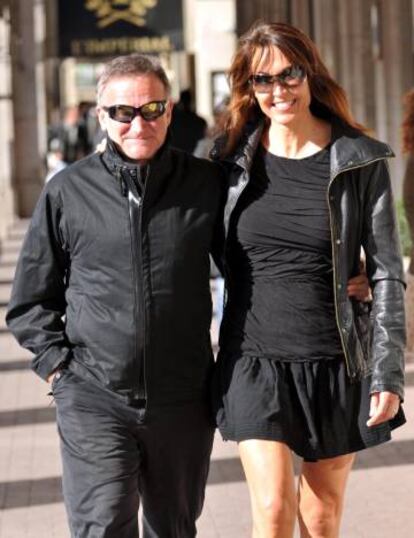 Robin Williams, con su tercera mujer, por las calles de París en 2011.