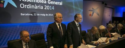 Juan María Nin, de pie a la izquierda, Isidro Fainé, a la derecha.