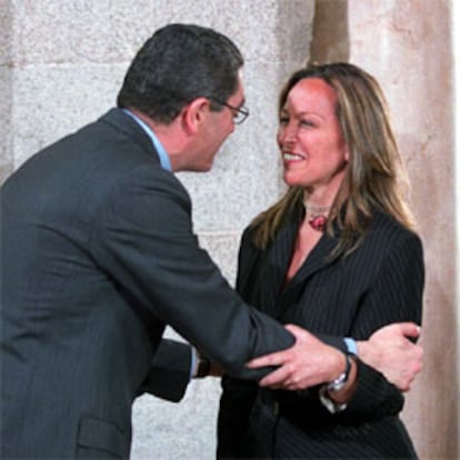 Alberto Ruíz Gallardón saluda a la candidata del psoe a la alcaldía de Madrid, Trinidad Jiménez, durante la recepción en el día de la Comunidad de Madrid en el Real Casa de Correos.