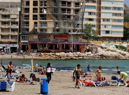 El edificio se levanta desde hace tres décadas en primera línea de la cala de Finestrat.