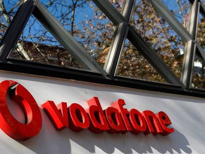 El logo de Vodafone en una de sus sedes. 