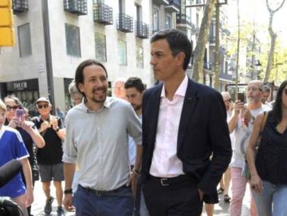 El l&iacute;der de Podemos, Pablo Iglesias, junto al del PSOE, Pedro S&aacute;nchez, en Barcelona para asistir a la concentraci&oacute;n de apoyo a las v&iacute;ctimas del atentado.