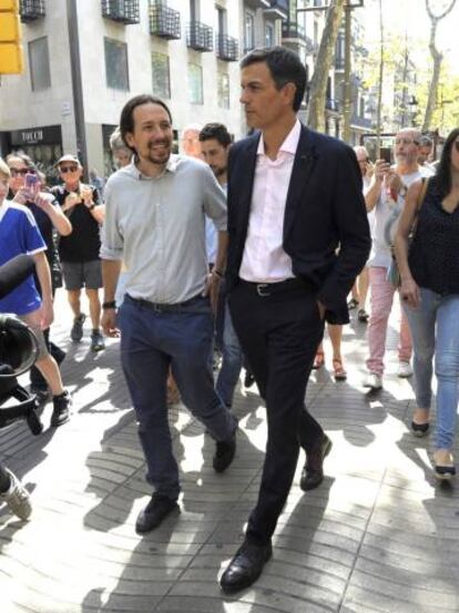 El líder de Podemos, Pablo Iglesias, junto al del PSOE, Pedro Sánchez, en Barcelona para asistir a la concentración de apoyo a las víctimas del atentado.
