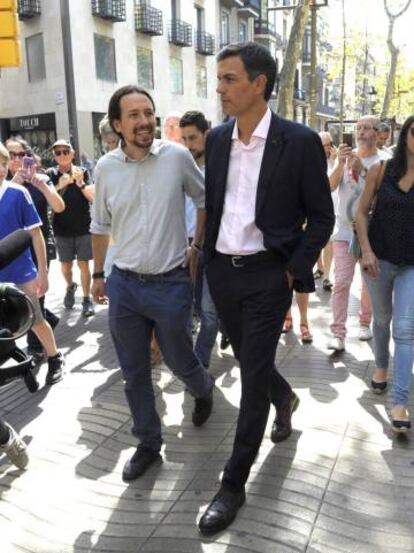 El l&iacute;der de Podemos, Pablo Iglesias, junto al del PSOE, Pedro S&aacute;nchez, en Barcelona para asistir a la concentraci&oacute;n de apoyo a las v&iacute;ctimas del atentado.