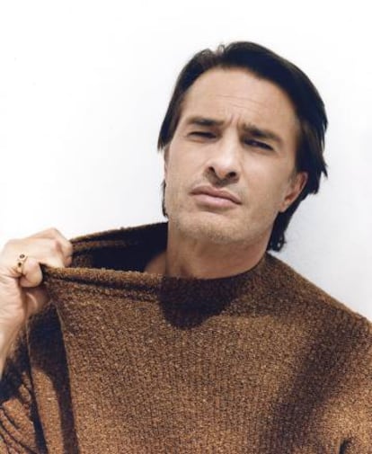 Olivier Martinez se toma con mucha calma su profesión de actor. Aquí posa para ICON con jersey Mango Man.