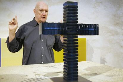 El pintor irland&eacute;s Sean Scully detr&aacute;s de una de sus obras, un crucifijo de cristal en la iglesia de Santa Cec&iacute;lia de Montserrat