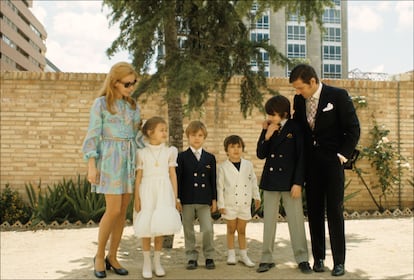 María Luisa Merlo y Carlos Larrañaga, durante la comunión de su hija Amparo Larrañaga con su otros hijos, Pedro, Luis, y Juan Carlos, en 1970.