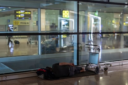 Decenas de personas sin hogar duermen cada noche en la Terminal 1 del Aeropuerto Josep Tarradellas Barcelona-El Prat.