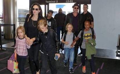 Brad Pitt y Angelina Jolie en el aeropuerto con sus hijos Pax, Maddox, Vivienne, Zahara , Knox y Shiloh en junio de 2015. 
 