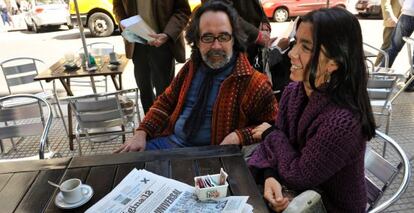 Familiares de víctimas franquistas, con un periódico argentino que titula con la orden de extradición de la juez Servini.