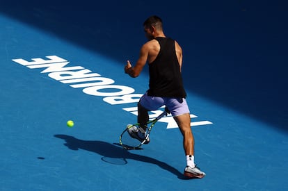 Alcaraz golpea por debajo de las piernas durante un entrenamiento en Melbourne Park.