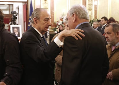 Landelino Lavilla (izquierda) y Alfonso Guerra conversan en el Congreso.