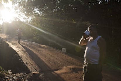 Un miembro de las FARC toma café por la mañana en un campamento situado en los Llanos del Yarí (Colombia)