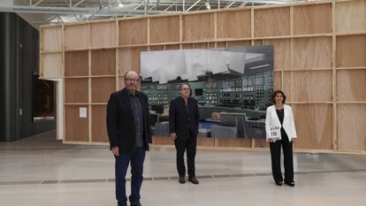 Thomas Demand, artista alemán; Udo Kittelmann, comisario de la exposición; y Fátima Sánchez, directora ejecutiva del Centro Botín.