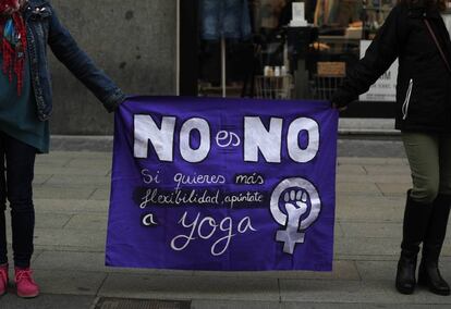 Una de las pancartas que han sostenido esta mañana las mujeres en la cadena humana que da comienzo al