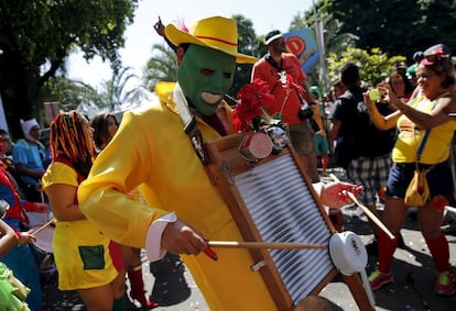 Desfile de um bloco chamado 'Desliga da Justiça' no carnaval do Rio de Janeiro.