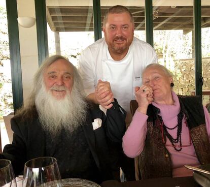 EL COCINERO DANI MORAS, ARTURO PARDOS Y STÉPHANE GUERIN EN EL RESTAURANTE SA PEDRERA DES PUJOLS / CAPEL 