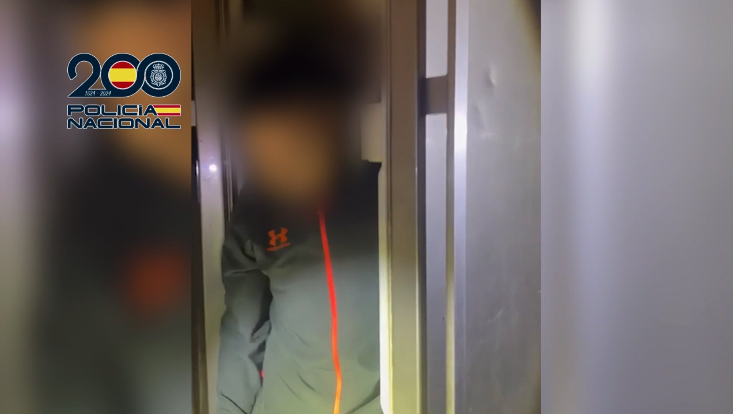 Uno de los migrantes sale de un frigorífico en el que se escondió cuando oyó llegar a los agentes de Policía. 