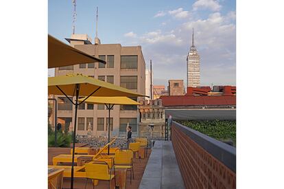 Terraza del hotel Downtown, con la Torre Latinoamericana al fondo.