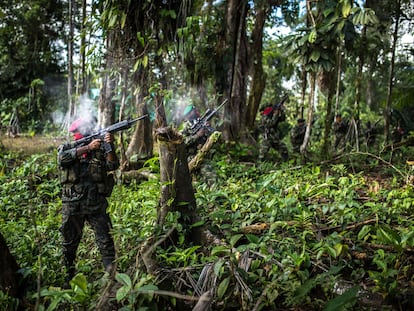 Guerrilleros del Ejército de Liberación Nacional (ELN) disparan armas durante un simulacro en una aldea remota en Colombia, en 2017.