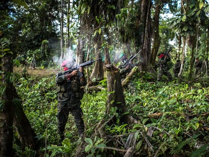 Integrantes del ELN durante un ejercicio de guerra en el Chocó (Colombia), en noviembre de 2017.