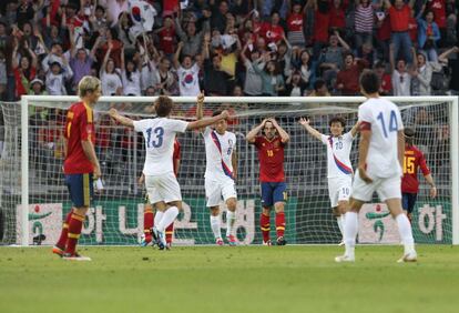 Los futbolistas de Corea del Sur celebran el gol de Kim Do-Heon ante Torres, Beñat y Sergio Ramos.