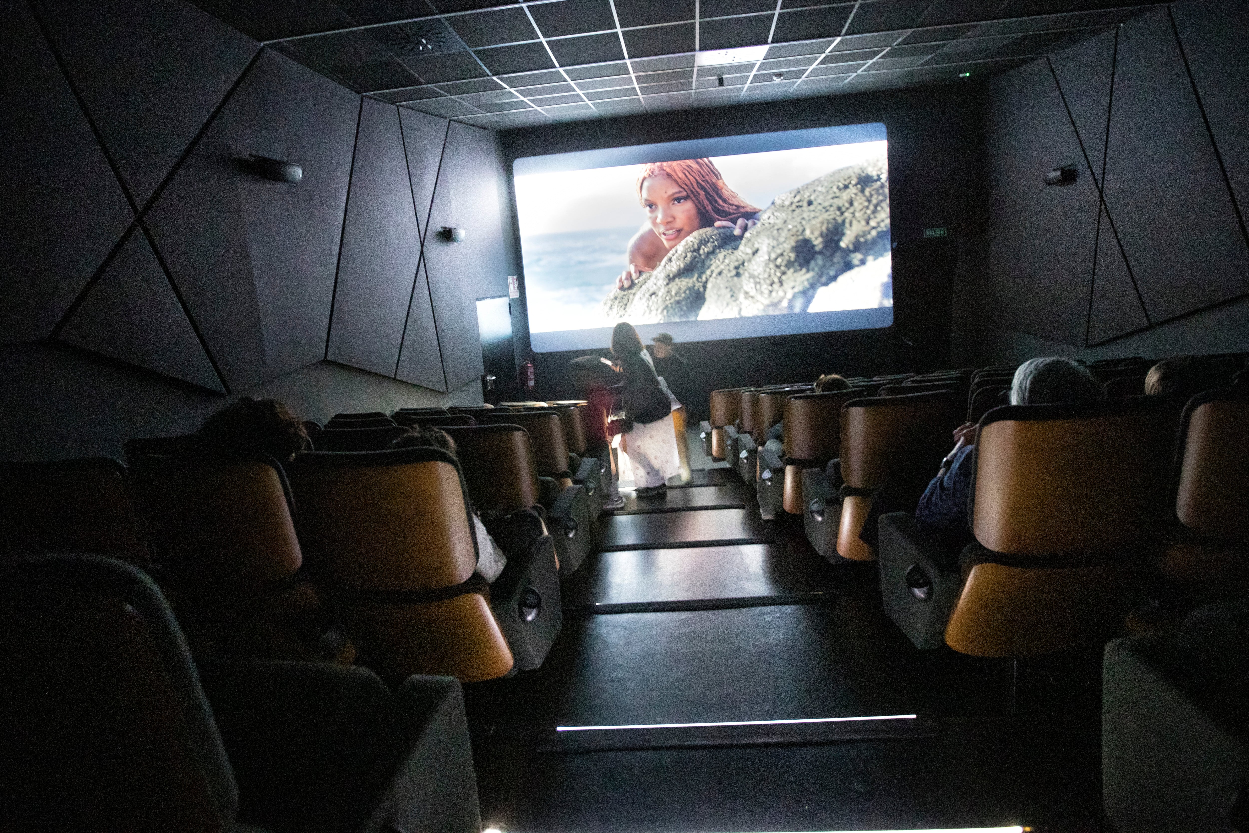 Espectadores en una sala de cine en Madrid.
