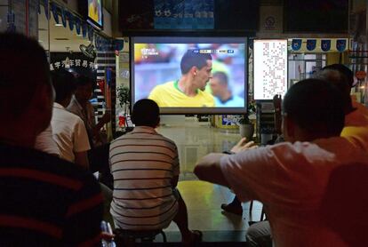 Un grupo de gente ve el partido entre Brasil y México en un bar de Shanghai (China), el 2 de julio de 2018.