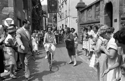 La reina Fabiola pasea en bicicleta por las calles de Zarauz durante sus vacaciones estivales, en 1961.