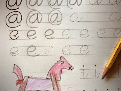 Me gusta recrearme en las formas de las letras que aprendieron a dibujarse en aquellos cuadernos de mi niñez.