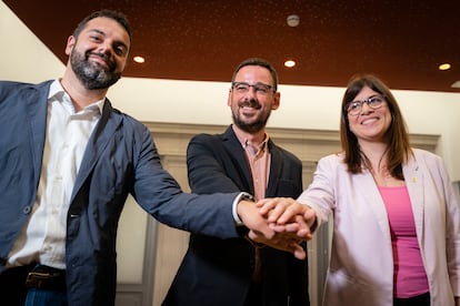 Desde la izquierda, Quim Ayats (ERC), Lluc Salellas (Guanyem) y Gemma Geis (JxCat), durante la rueda de prensa en la que han presentado el acuerdo entre las tres fuerzas independentistas por el que Salellas será el próximo alcalde de Girona, Geis la vicealcaldesa, y Ayats el segundo teniente de alcalde.