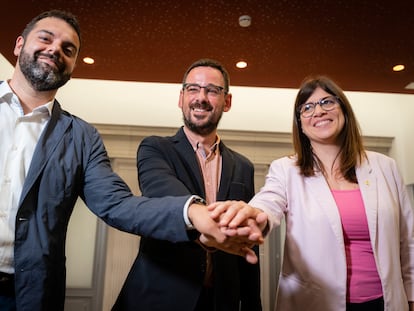 Desde la izquierda, Quim Ayats (ERC), Lluc Salellas (Guanyem) y Gemma Geis (JxCat), durante la rueda de prensa en la que han presentado el acuerdo entre las tres fuerzas independentistas por el que Salellas será el próximo alcalde de Girona, Geis la vicealcaldesa, y Ayats el segundo teniente de alcalde.