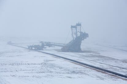 Una de las excavadoras del lignito en la mina Garzweiler II durante una fuerte nevada, el 20 de enero.