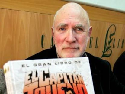 Víctor Mora con la presentación de un libro sobre su héroe.