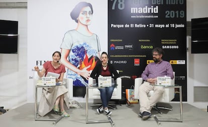 Conversación entre la periodista Carmen Morán y los escritores Virginia Mendoza y Sergio del Molino en la Feria del libro de Madrid.