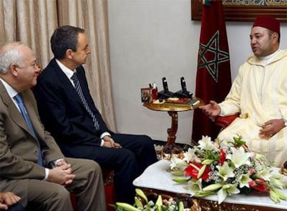 El presidente del Gobierno, José Luis Rodríguez Zapatero, acompañado de Miguel Ángel Moratinos en la reunión que han mantenido con el monarca alauí.