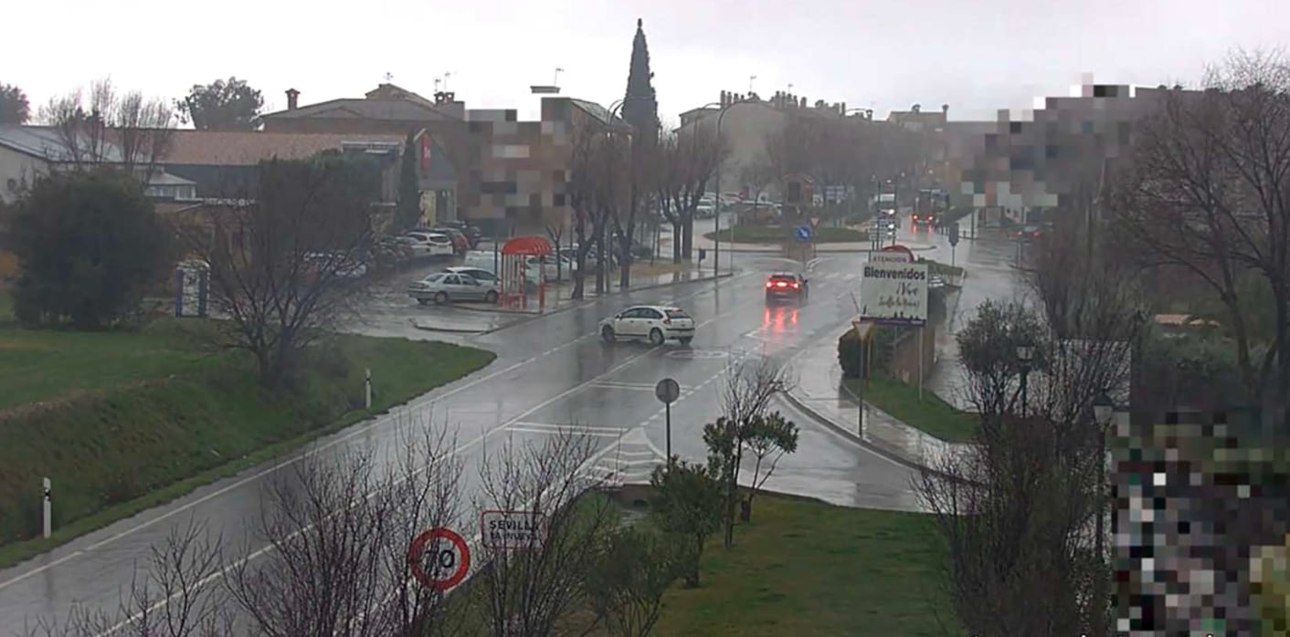 En el centro, el coche blanco que usaron presuntamente los hombres que mataron a Aisha en su casa en Sevilla la Nueva.