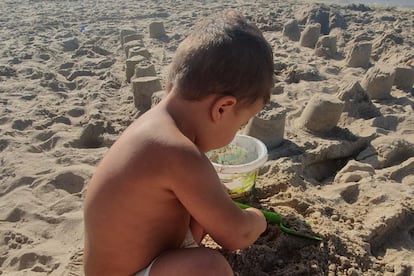 'Jomío', de tres años, juega en la playa.