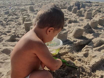 'Jomío', de tres años, juega en la playa.