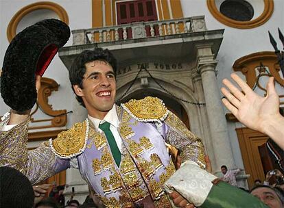 La Feria de Abril es también una feria taurina (que ha arrancado ya hace unos días) de gran importancia. En la imagen, el matador Alejandro Talavante sale a hombros por la Puerta del Príncipe de la Real Maestranza de Sevilla.