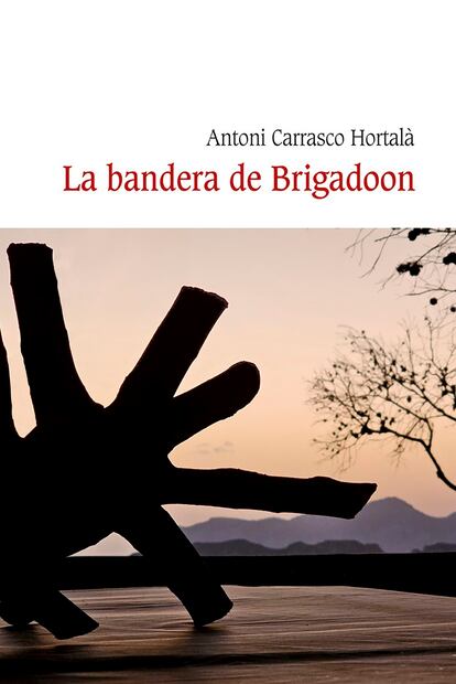 Portada de 'La bandera de Brigadoon' de Antoni Carrasco Hortalà.