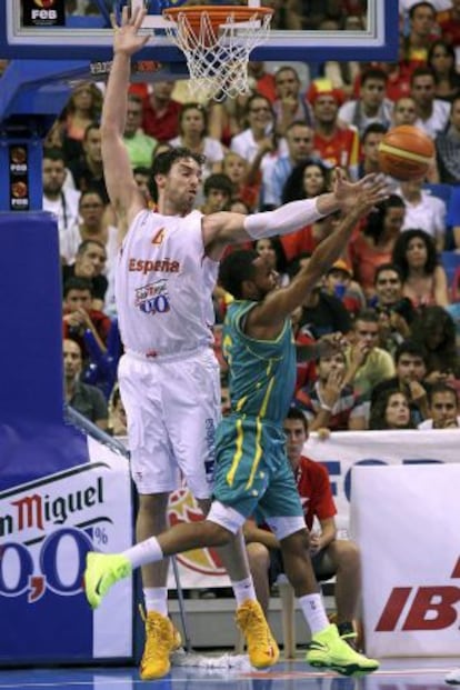 Pau Gasol disputa el balón con Patty Mills.