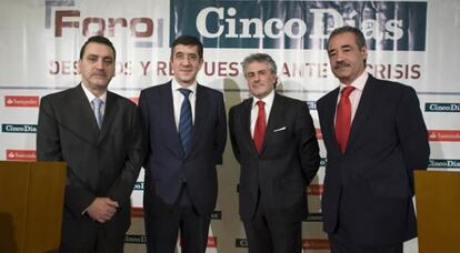 De izda. a dcha.: Jorge Rivera, director de Cinco Días; Patxi López, lehendakari del Gobierno vasco; Enrique García Candelas, director general de Banca Comercial del Santander,  y el delegado de Santander en Bilbao.